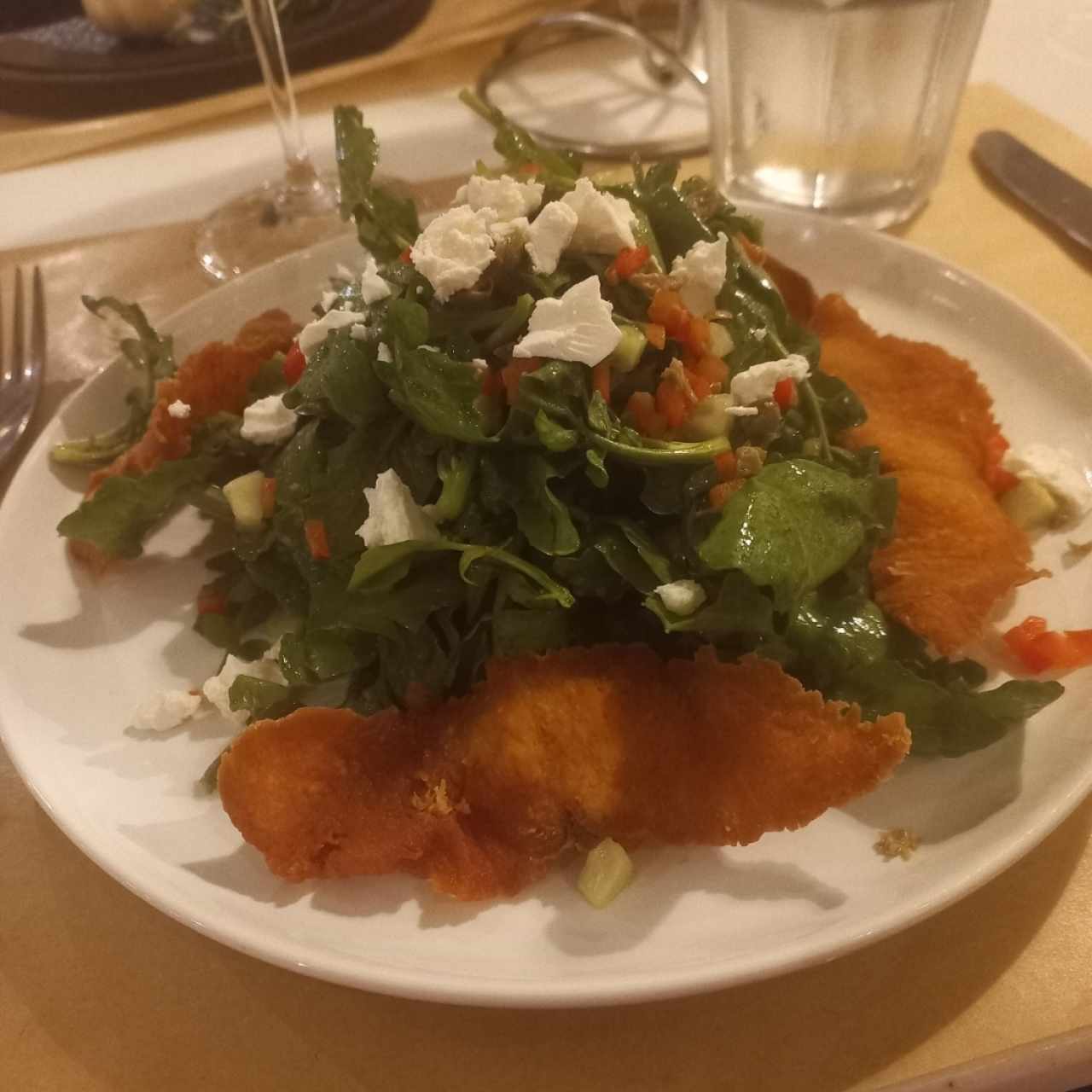 Ensalada de salmón crujiente