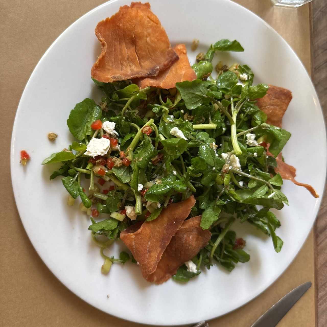 Ensalada con salmon crocante 