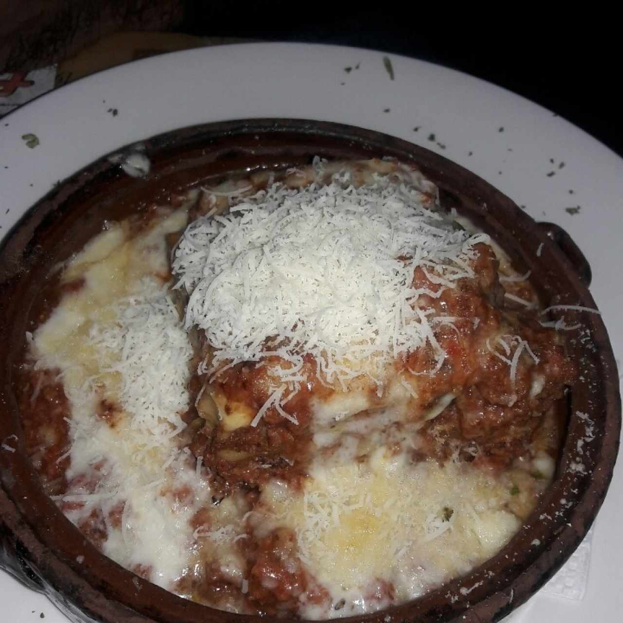 Lasagna de carne en salsa roja y queso gratinado
