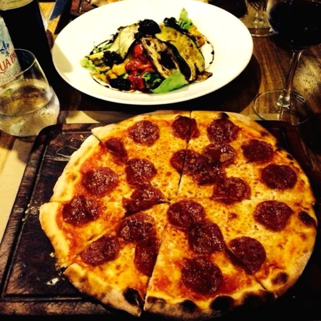 Pizza diavolo, pizza capricciosa y ensalada del campo!!! Yummy!
