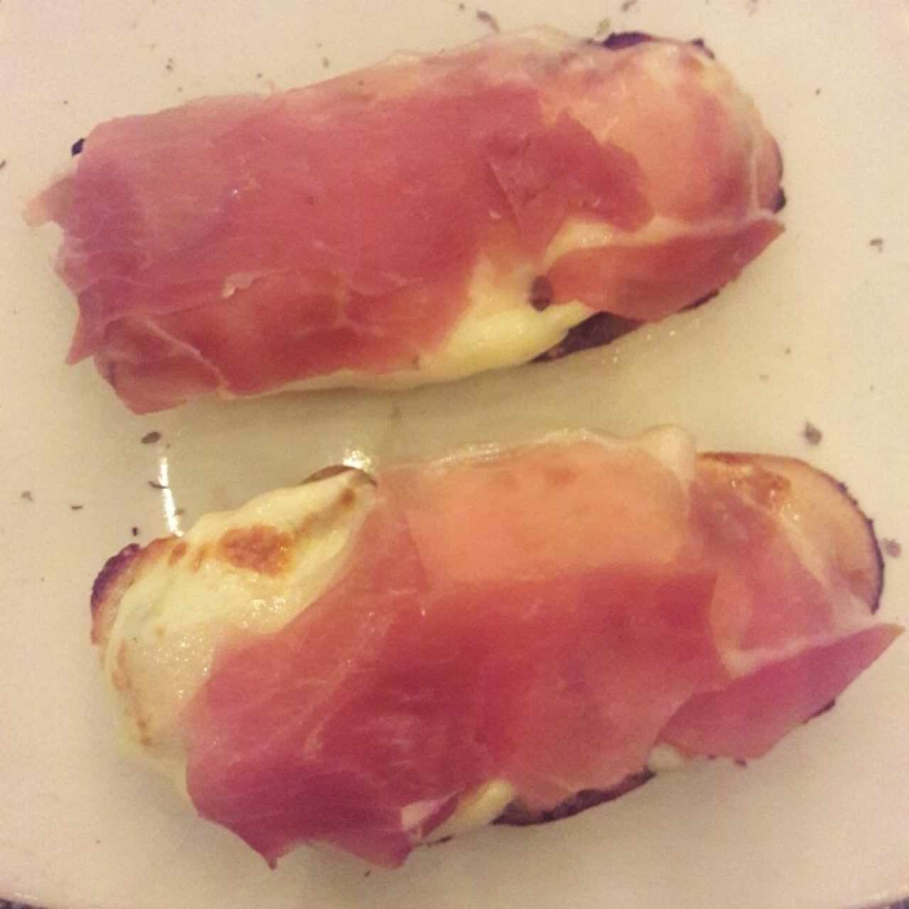 Pan con Queso fundido con Jamón y Hongos