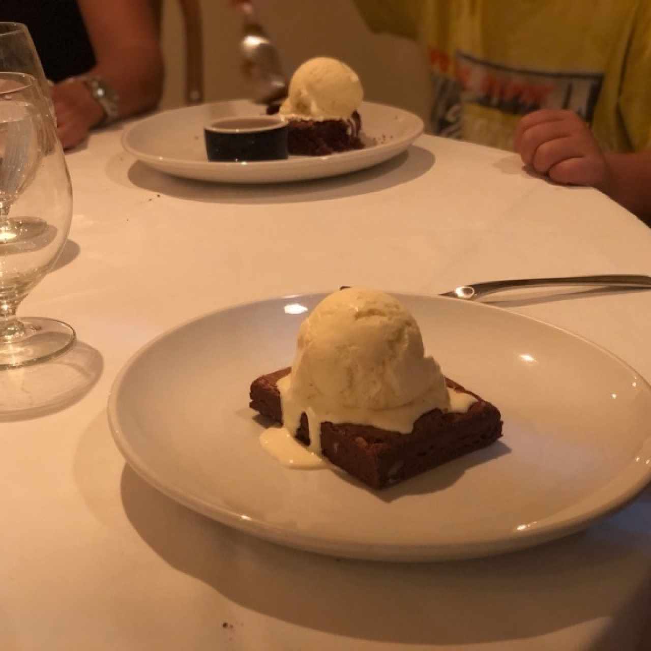 brownie con helado de vanilla y caramelo