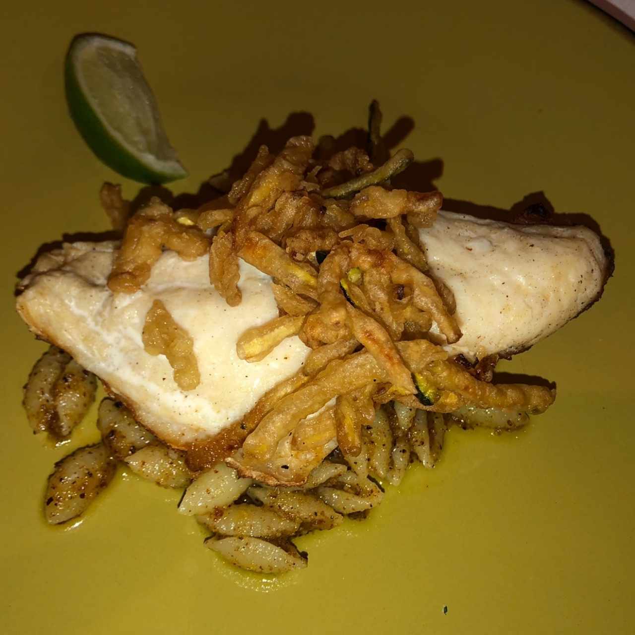 Dorado con pasta al pesto