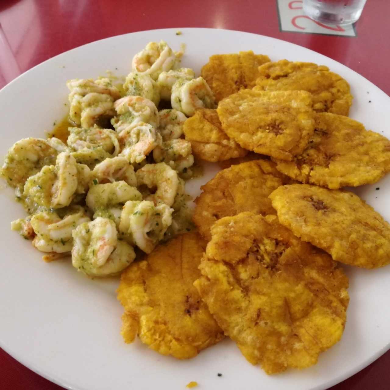 Camarones al Ajillo y Patacones