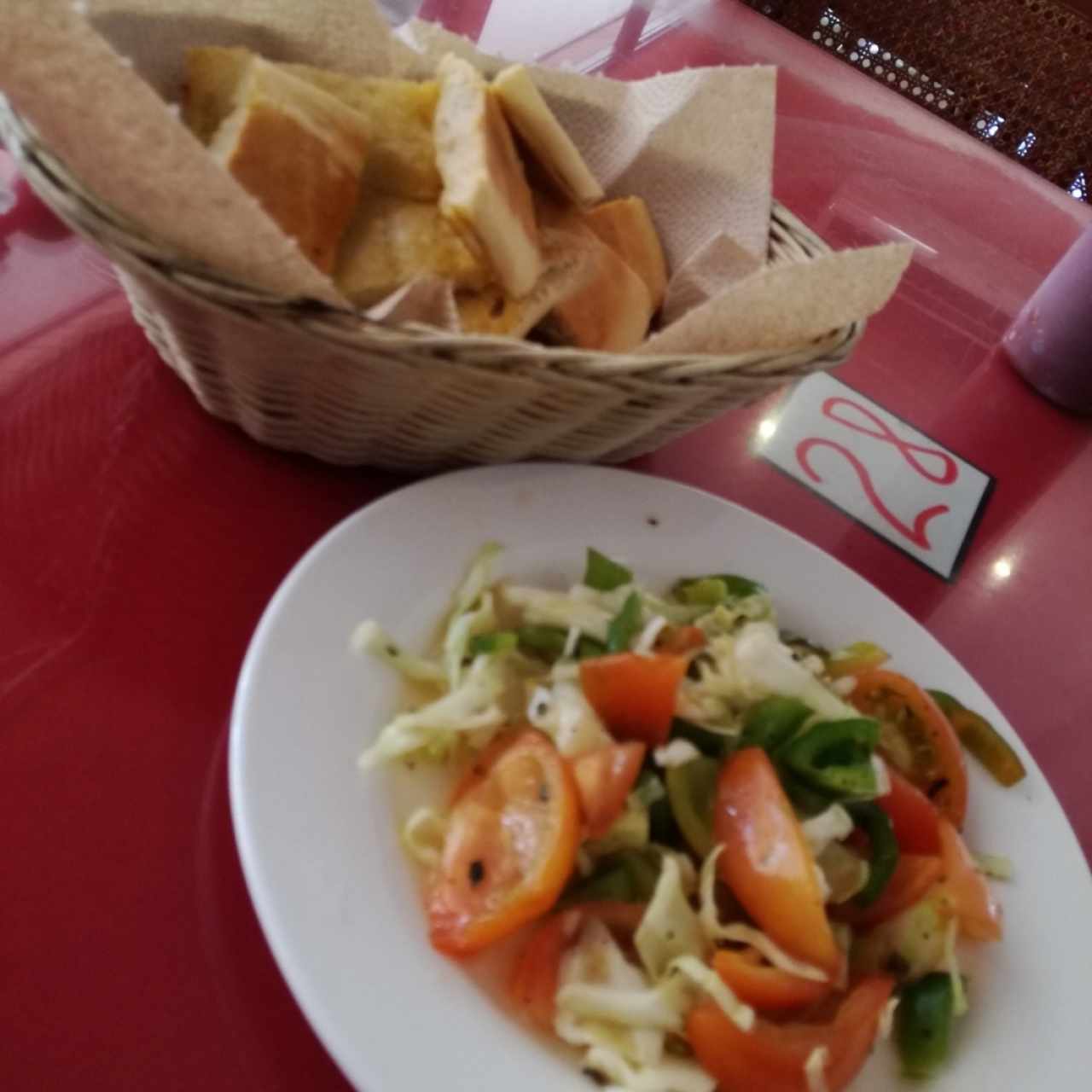 Pan de Cortesía y ensalada deliciosa 