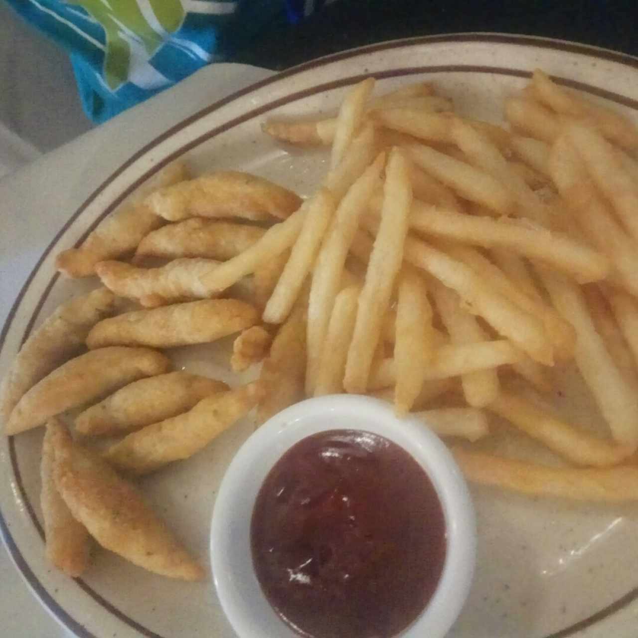 deditos de pescado con papas, menú de niño