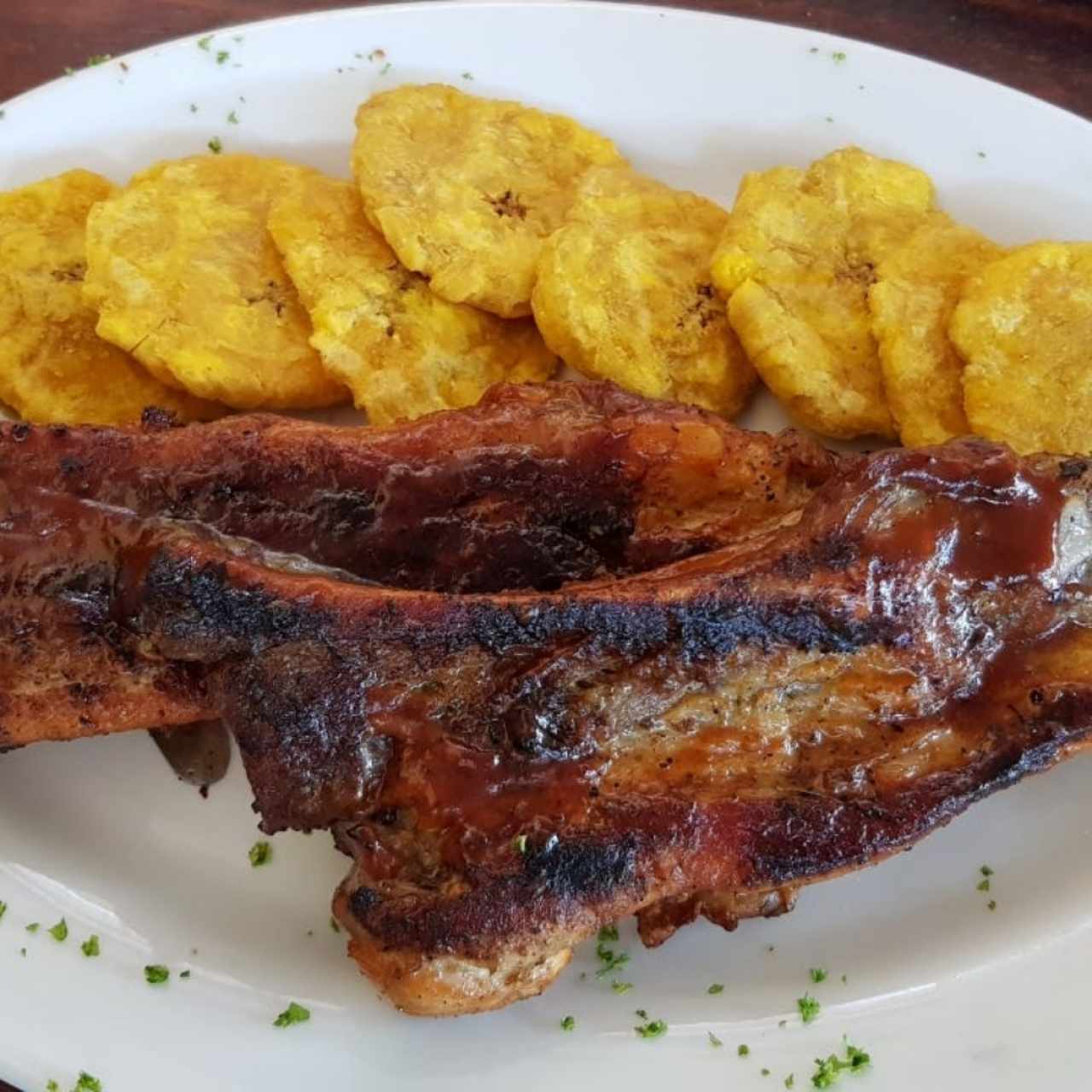 Costillita BBQ con Patacones