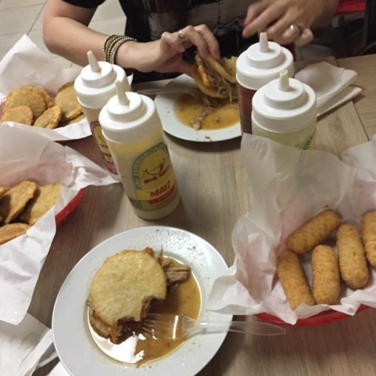 Tequeños, pastelitos, aguita de sapo
