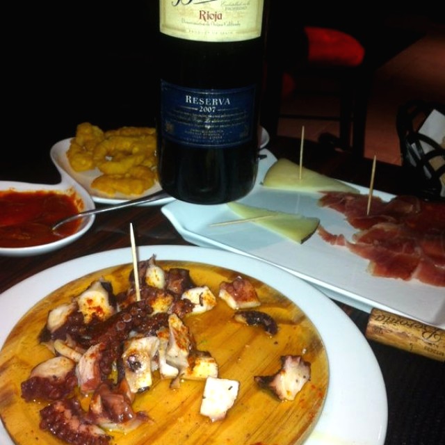 Pulpo a la gallega, calamares a la romana y bandeja de quesos y jamón