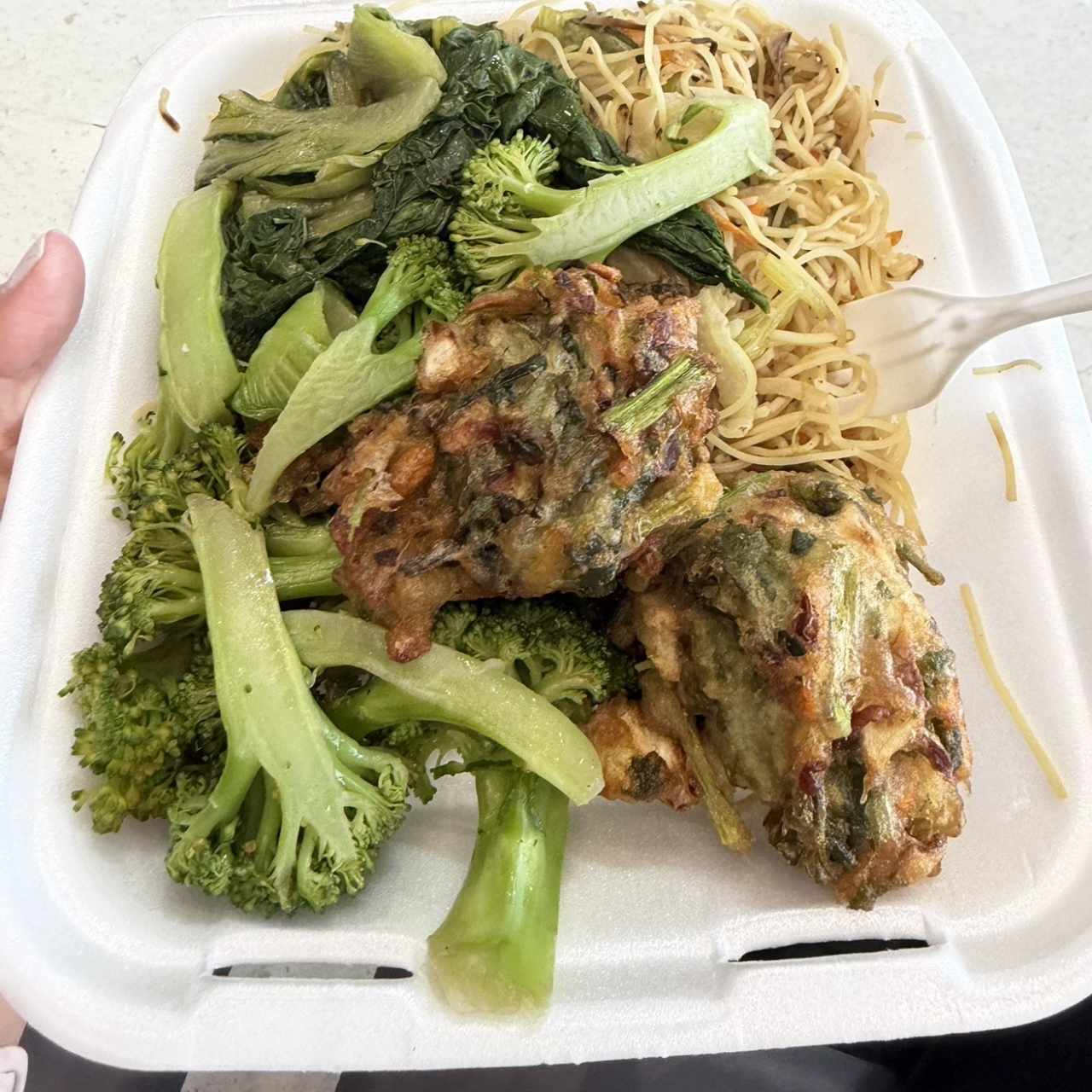 Fideos, vegetales fritos y brócoli 