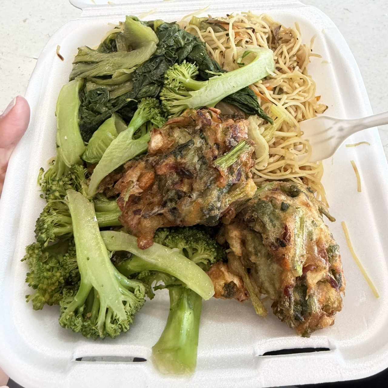 Fideos con vegetales fritos
