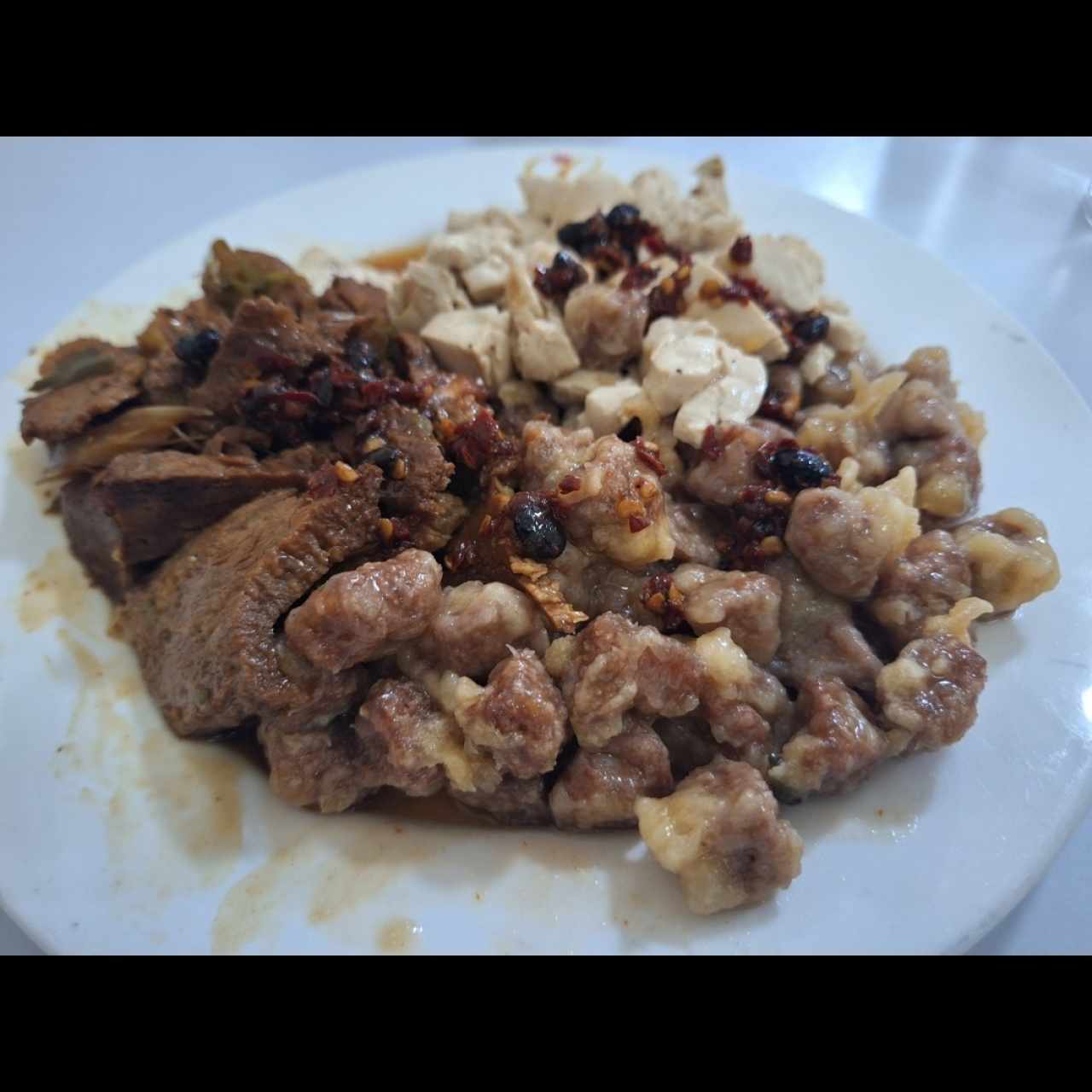Mis proteínas favoritas, tofu con jengibre, soya agridulce y gluten guisado. 