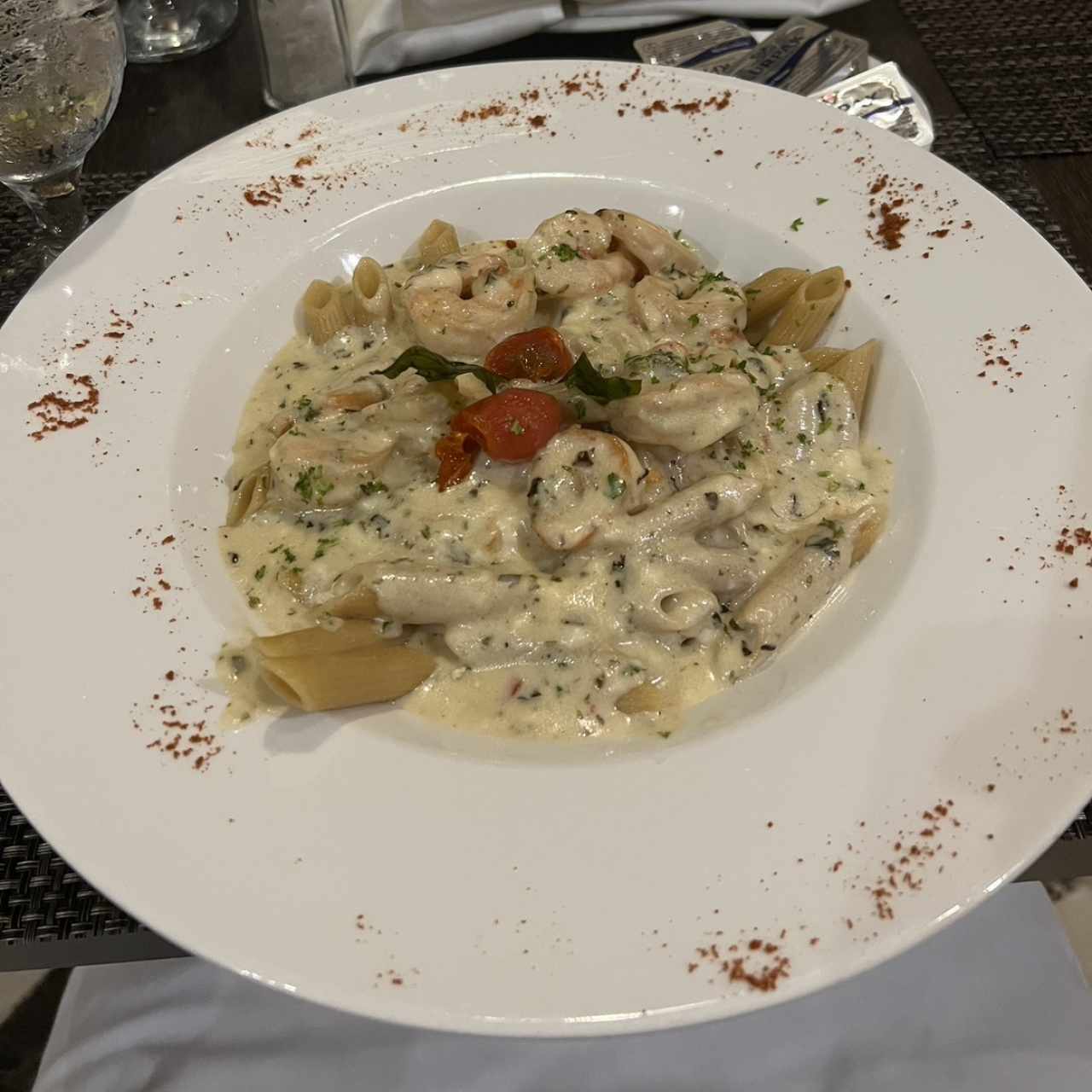 Penne con langostinos en salsa blanca