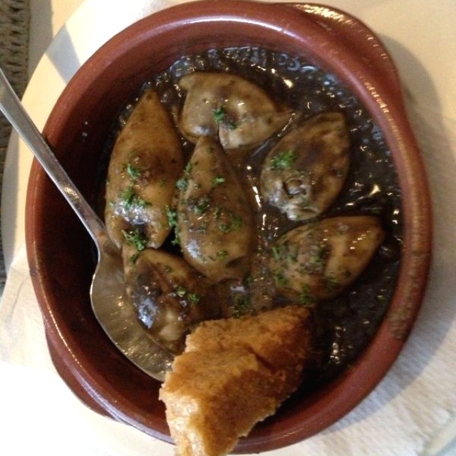 Calamares en su tinta rellenos de langosta 