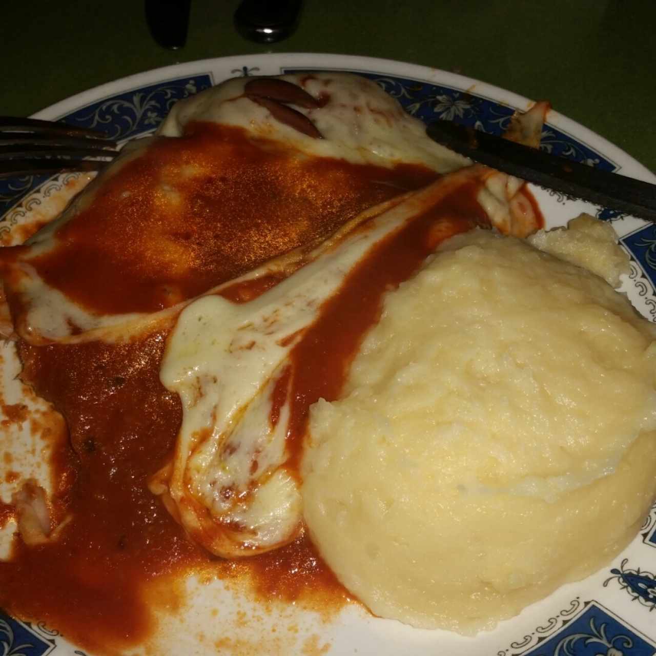Pollo parmigiana con puré de papas
