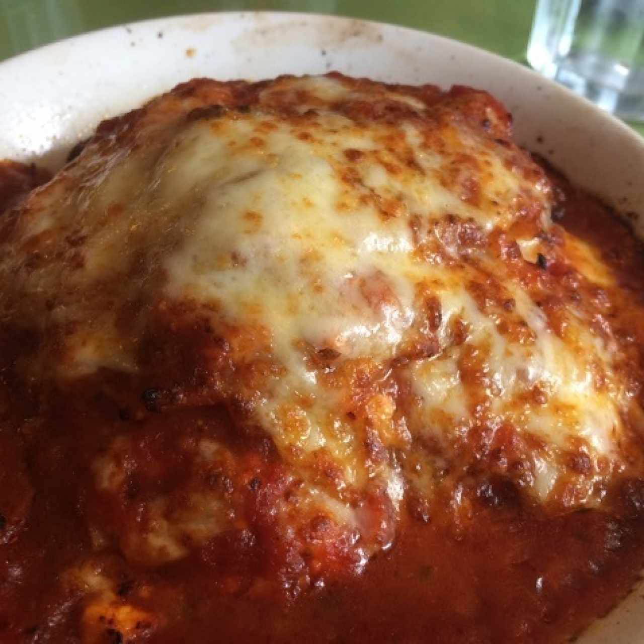 lagsaña de pollo gratinada en salsa roja