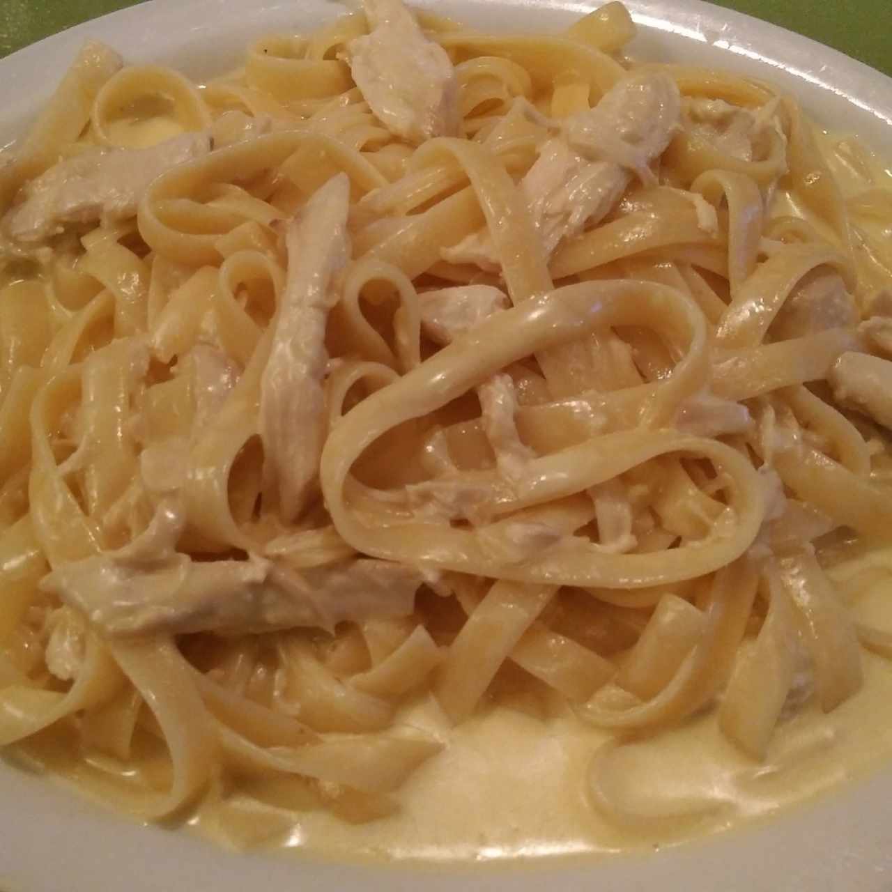 fetuccini de pollo en salsa blanca