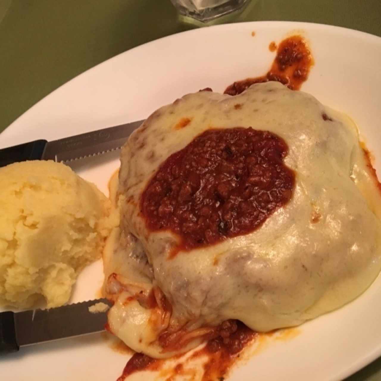 Filete a la parmesana con puré 