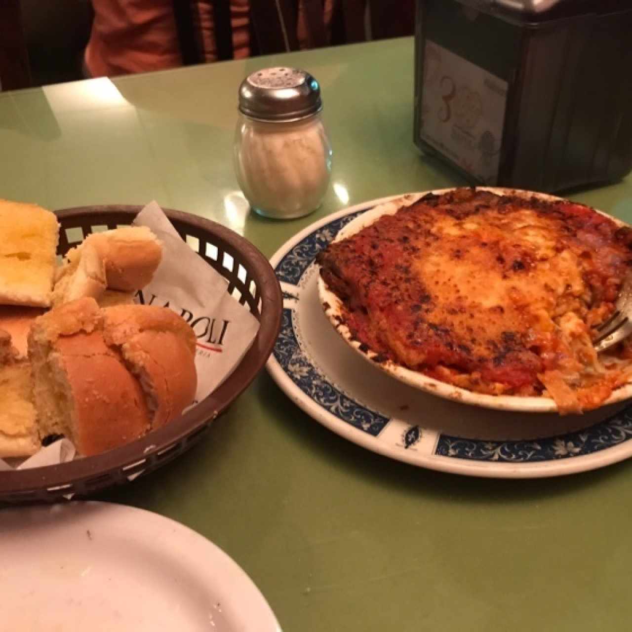 berenjena a la parmesana  con pan de ajo