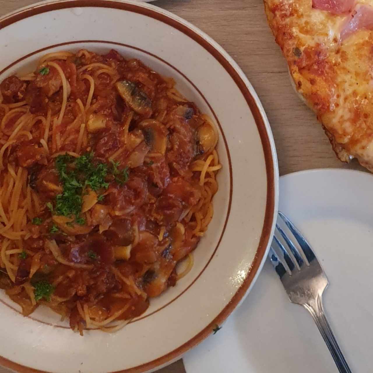 spaghetti pomodoro con bacon y hongos 