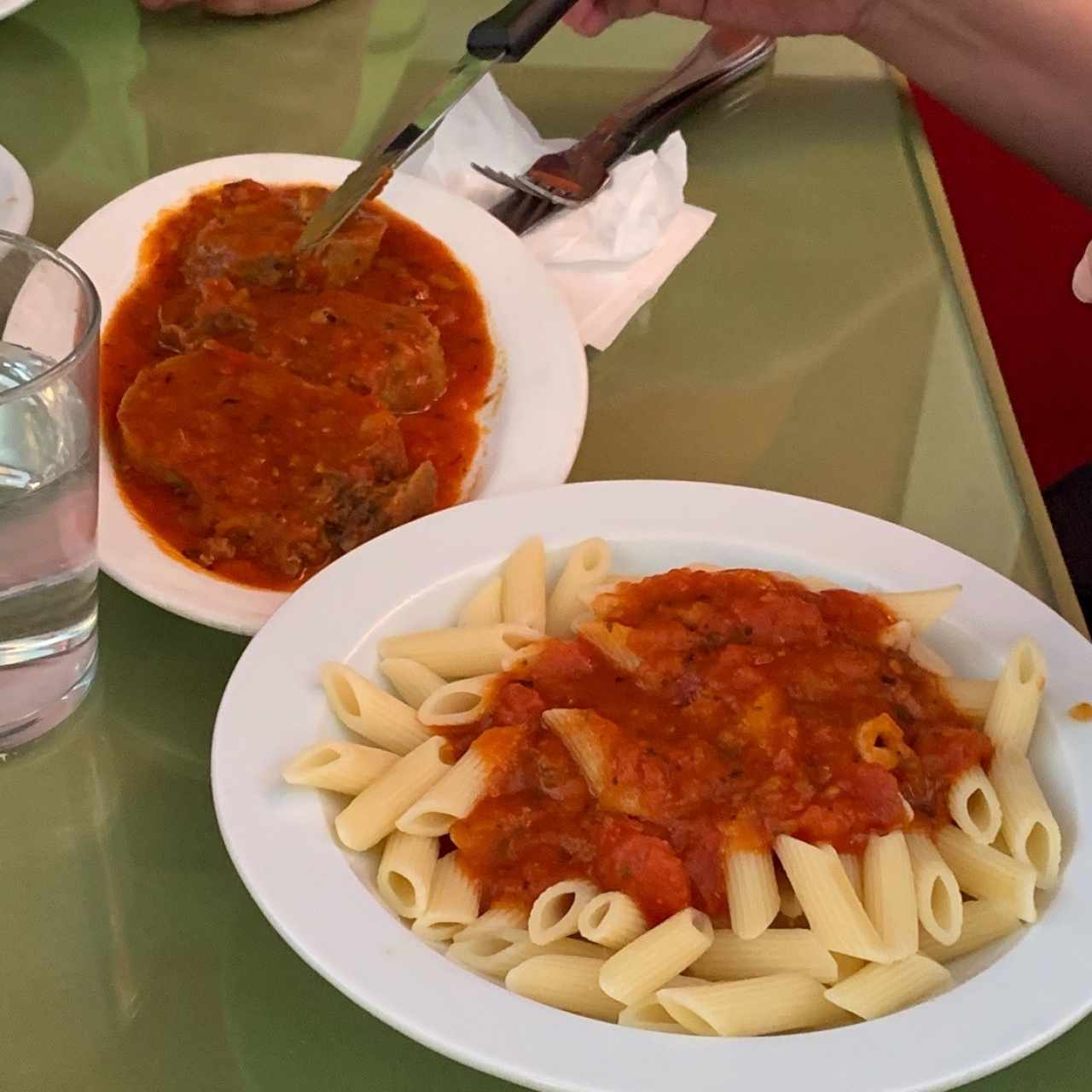 Lengua Guisada con Penne en Salsa de Pomodoro