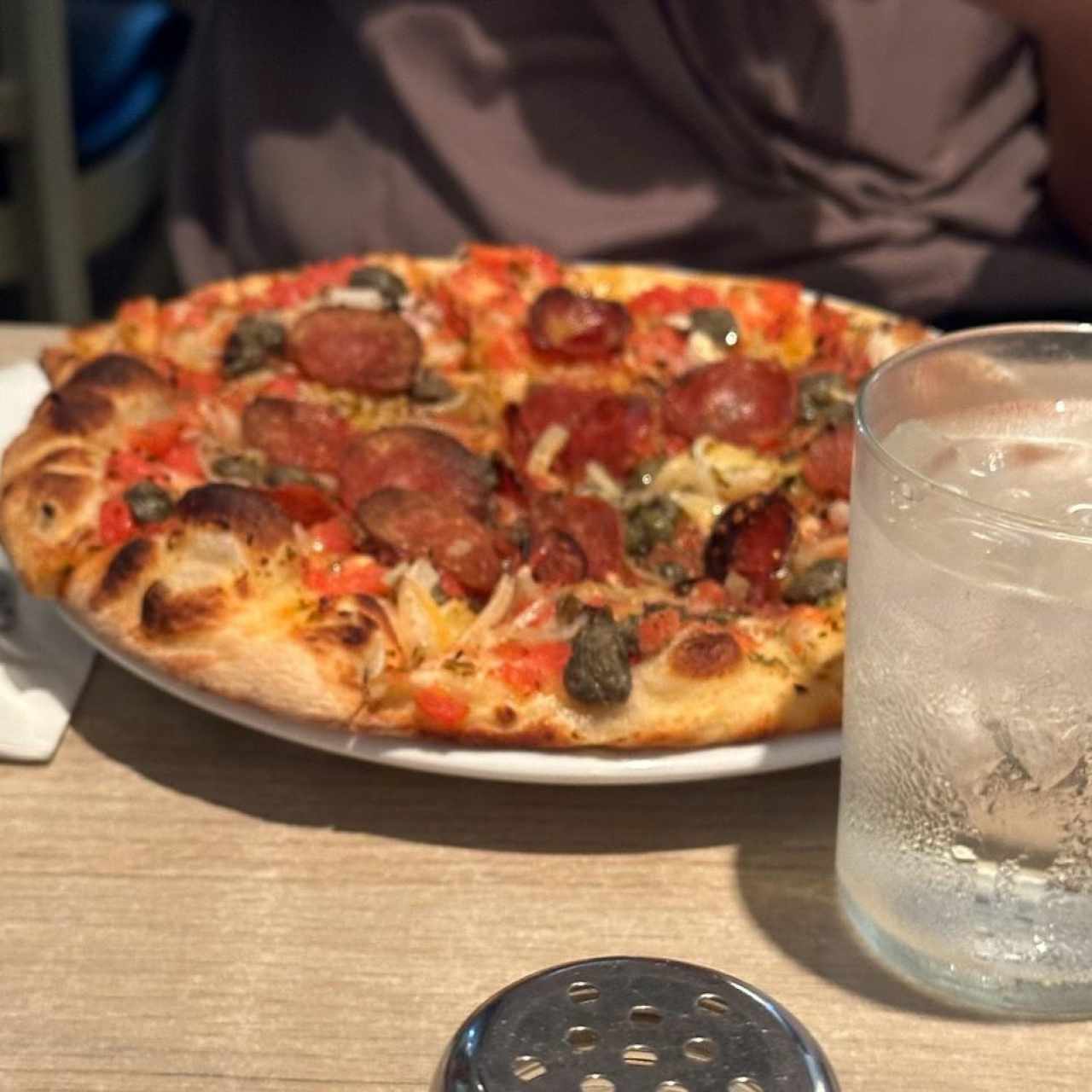 Pita Domenico (Tomate fresco/Cebolla/ Alcaparras/Orégano/Aceite Oliva [sin Queso]) con extra Pepperoni