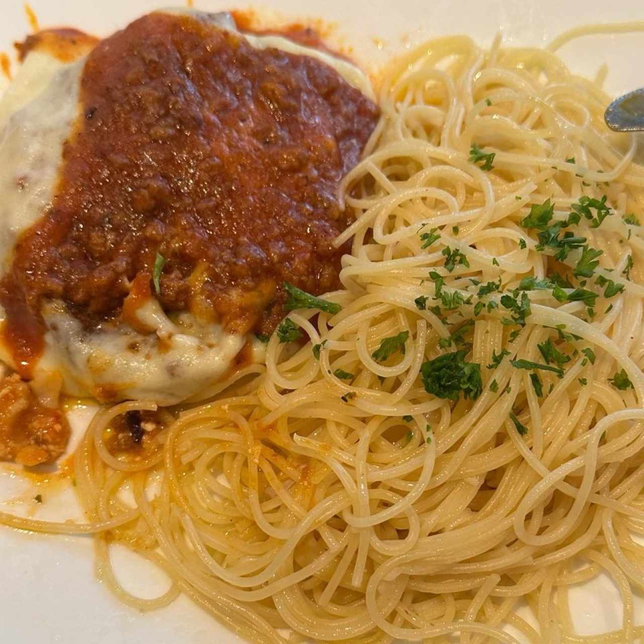 FILETE A LA PARMIGIANA CON SPAGHETTINI EN SALSA AGLIO E ÓLEO