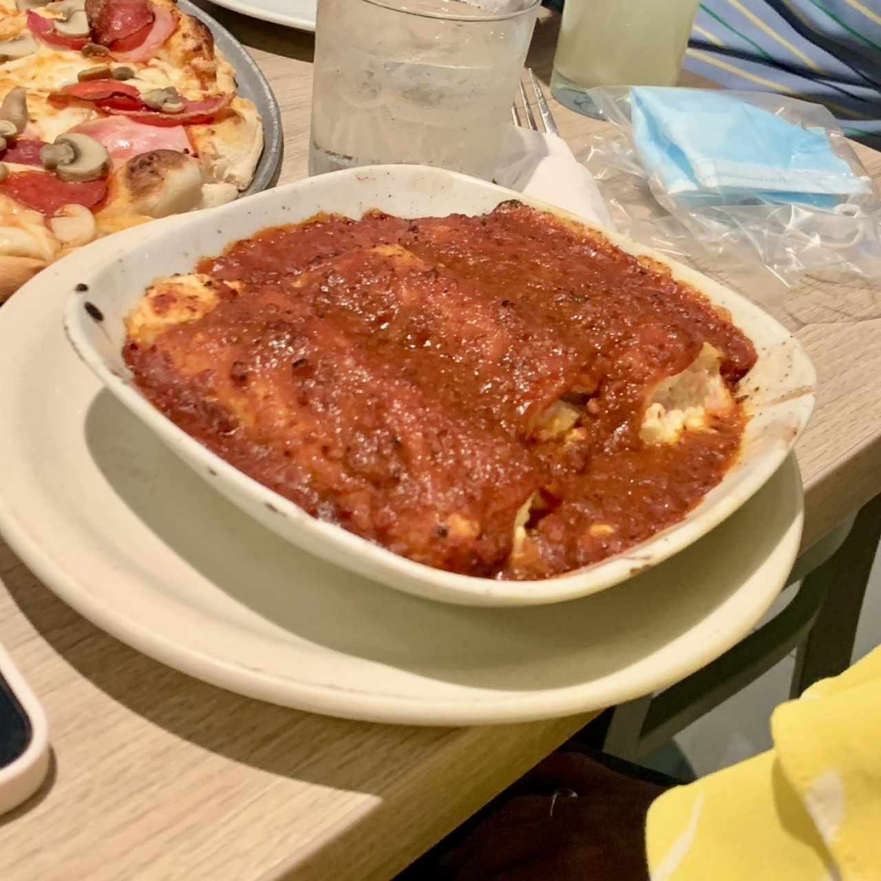 Canelones rellenos en Salsa Boloñesa. 