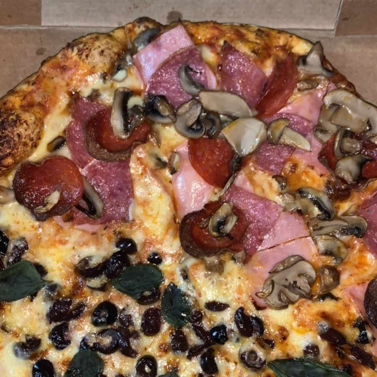Pizza combinación mitad albahaca y aceitunas 