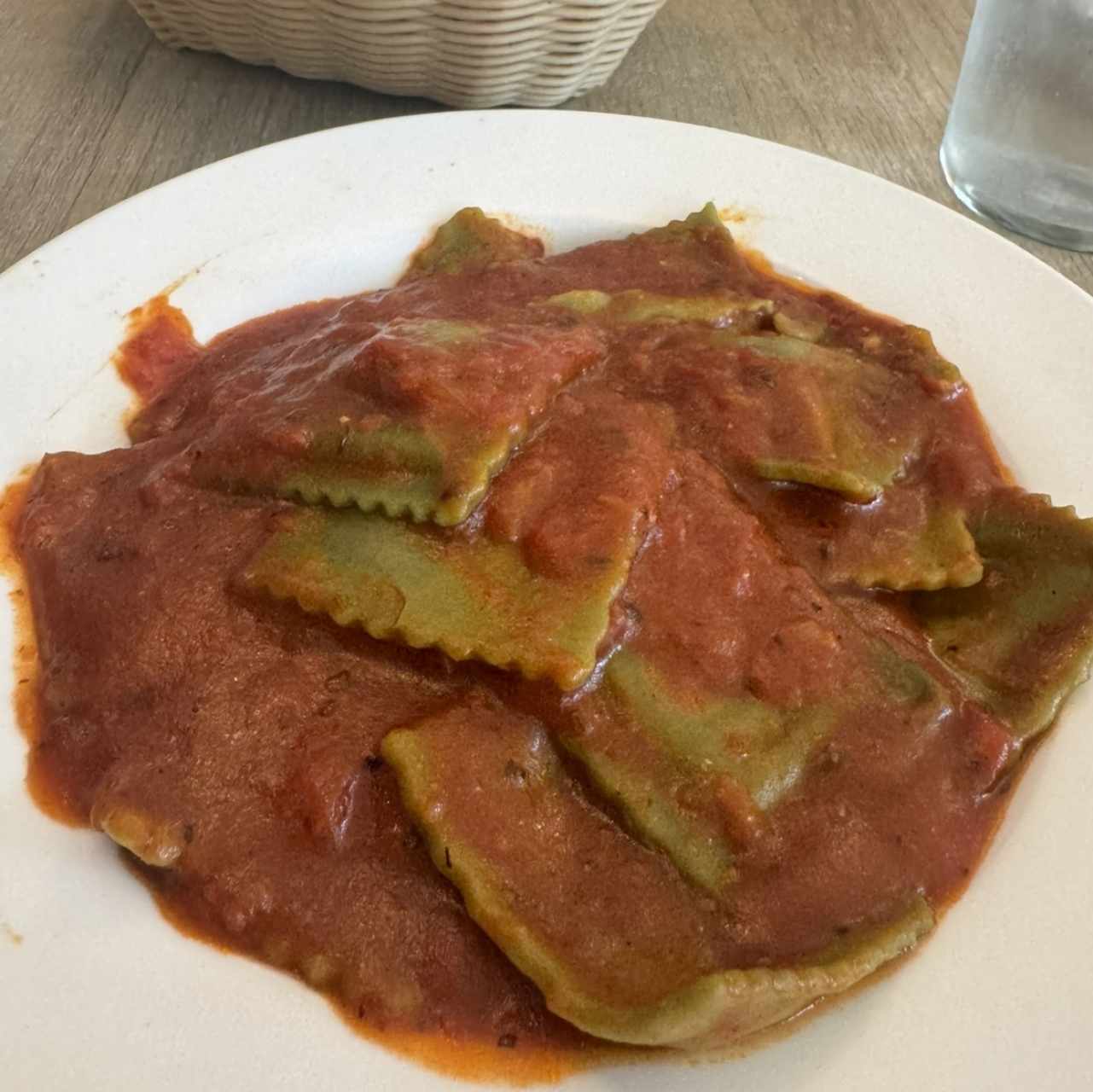 Ravioli Verde relleno de Queso al Pomodoro