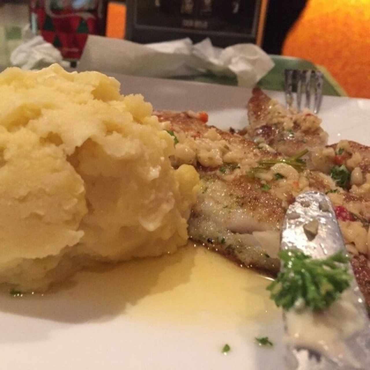 filete de Corvina al ajillo con puré 