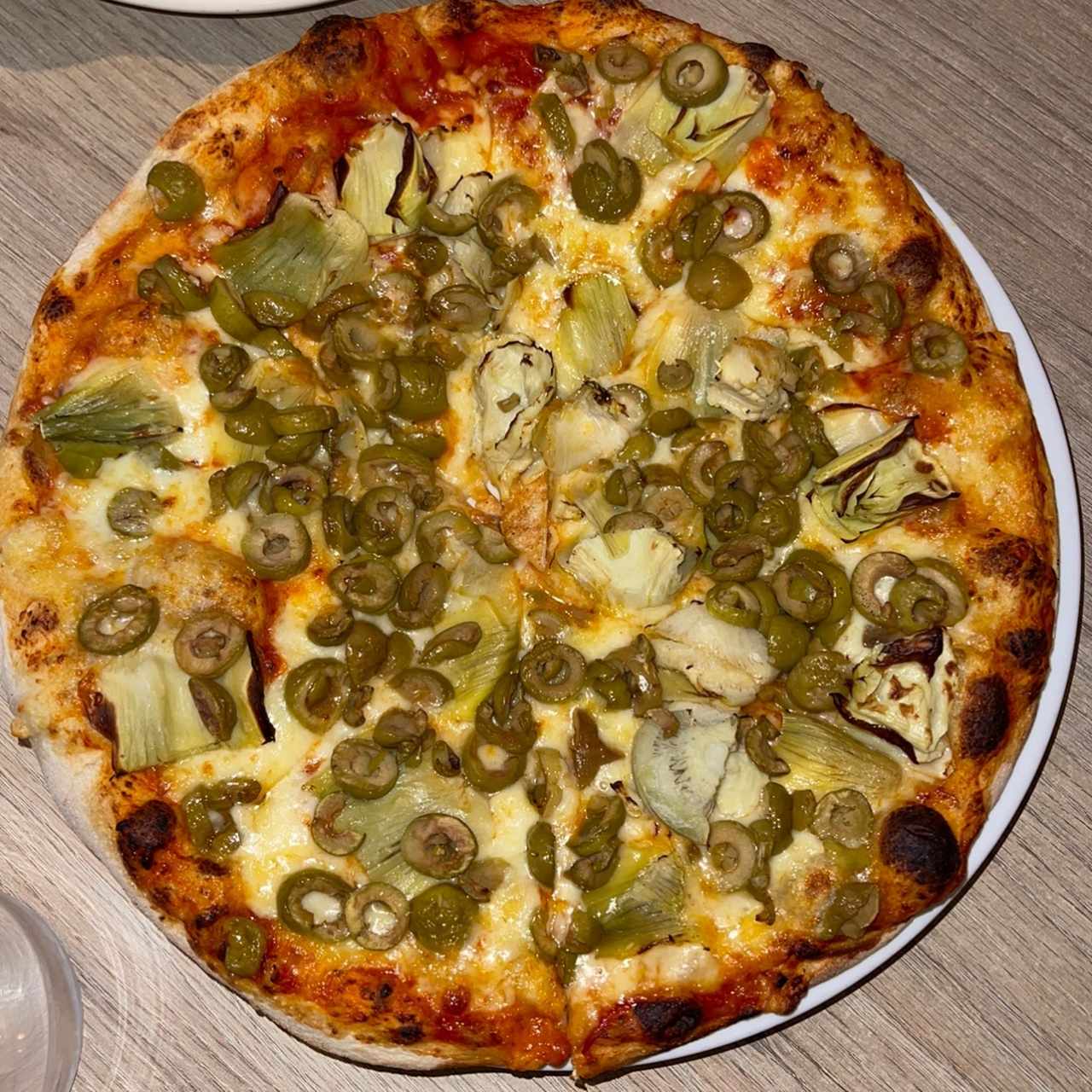Pizza de Aceitunas Verdes con Alcachofas