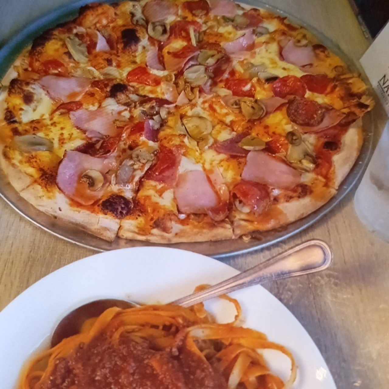 pasta Bolognese y pizza Napoli 