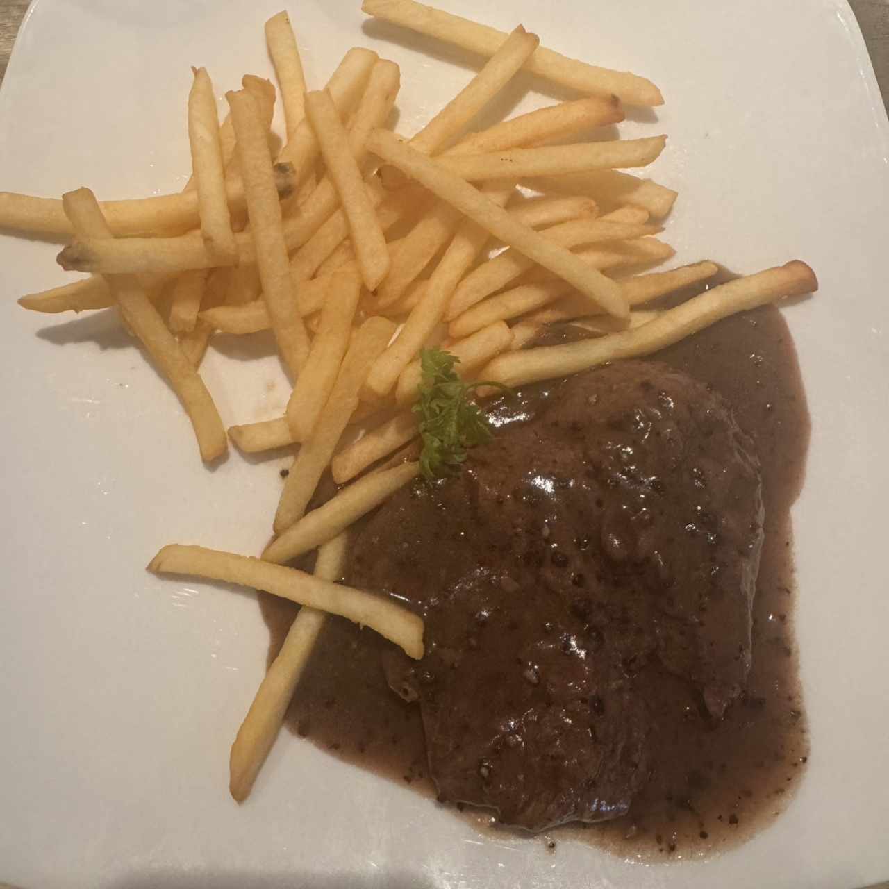 Felite de res a la pimienta, con papas fritas 