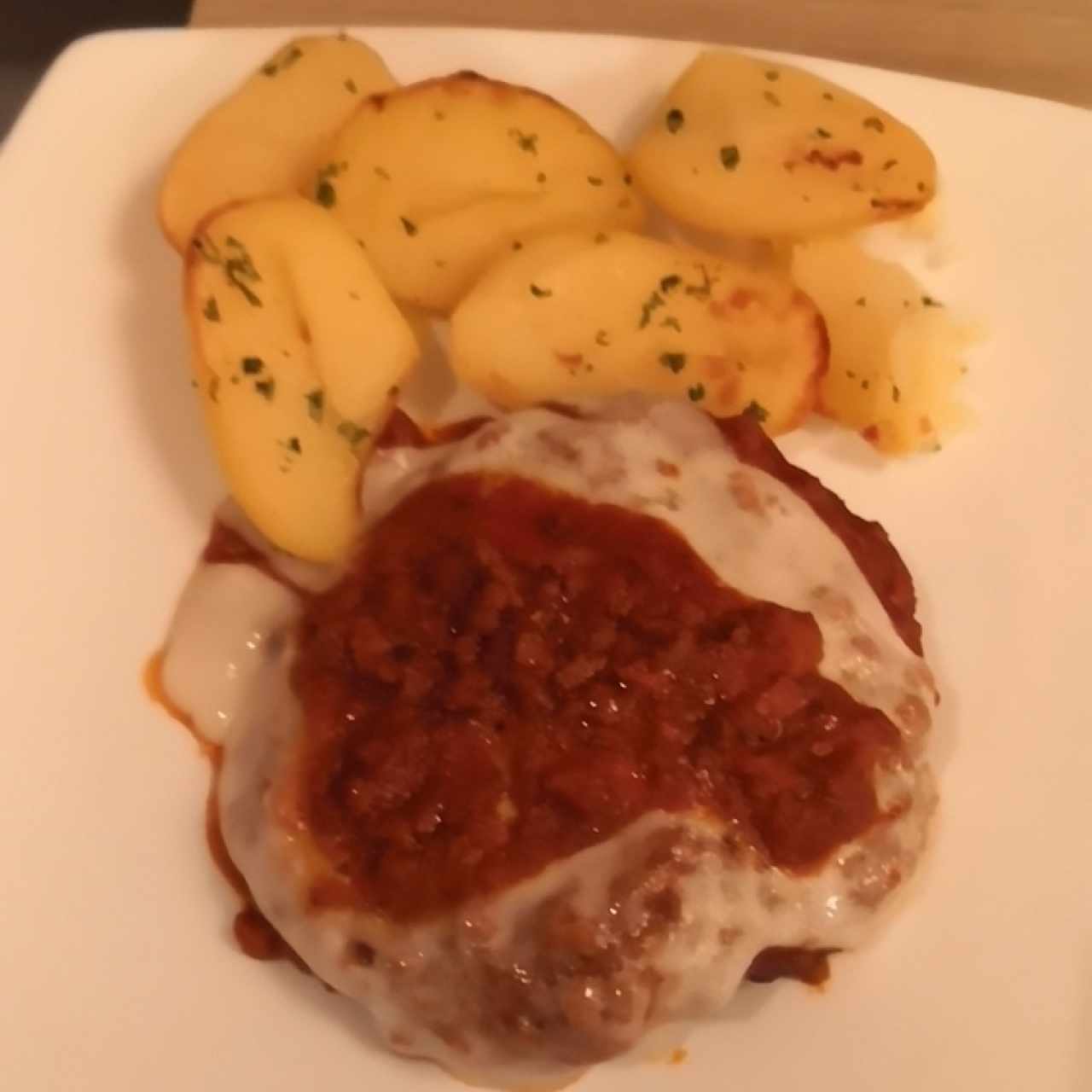 Filete de res gratinado, con papas asadas 