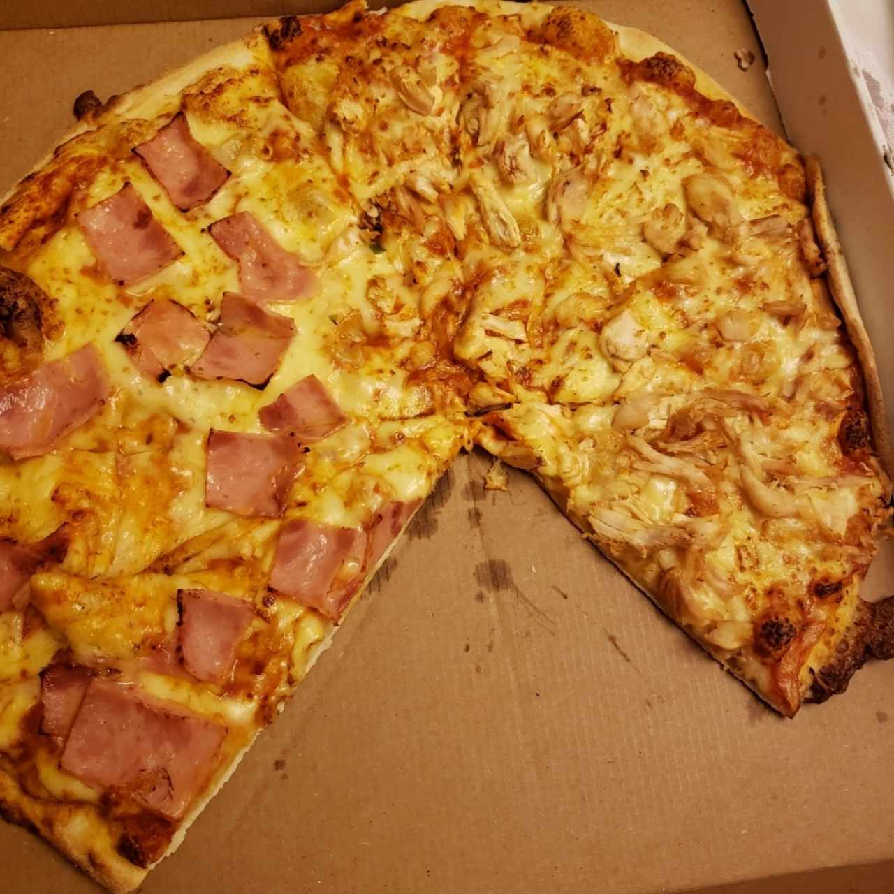 PIZZA DE JAMÓN Y DE POLLO
