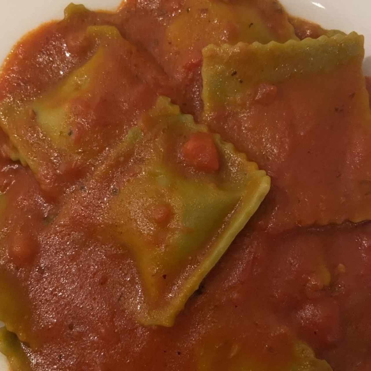 Ravioli Verde relleno de Queso al Pomodoro
