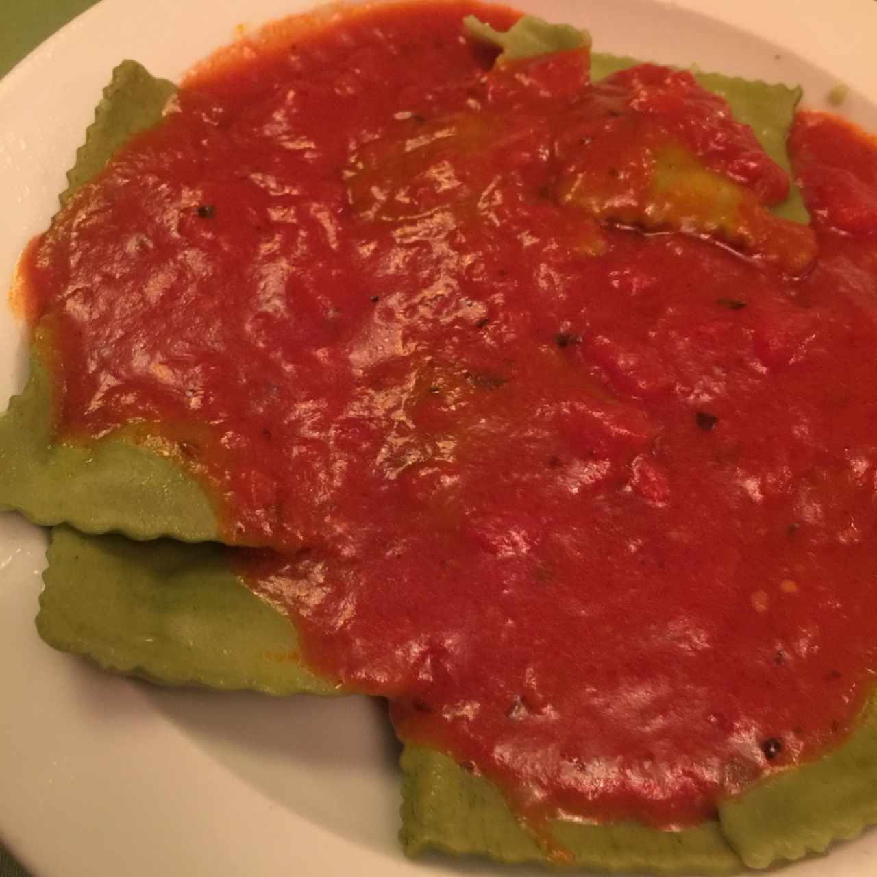 Raviolis de espinaca rellenos de ricotta con salsa pomodoro