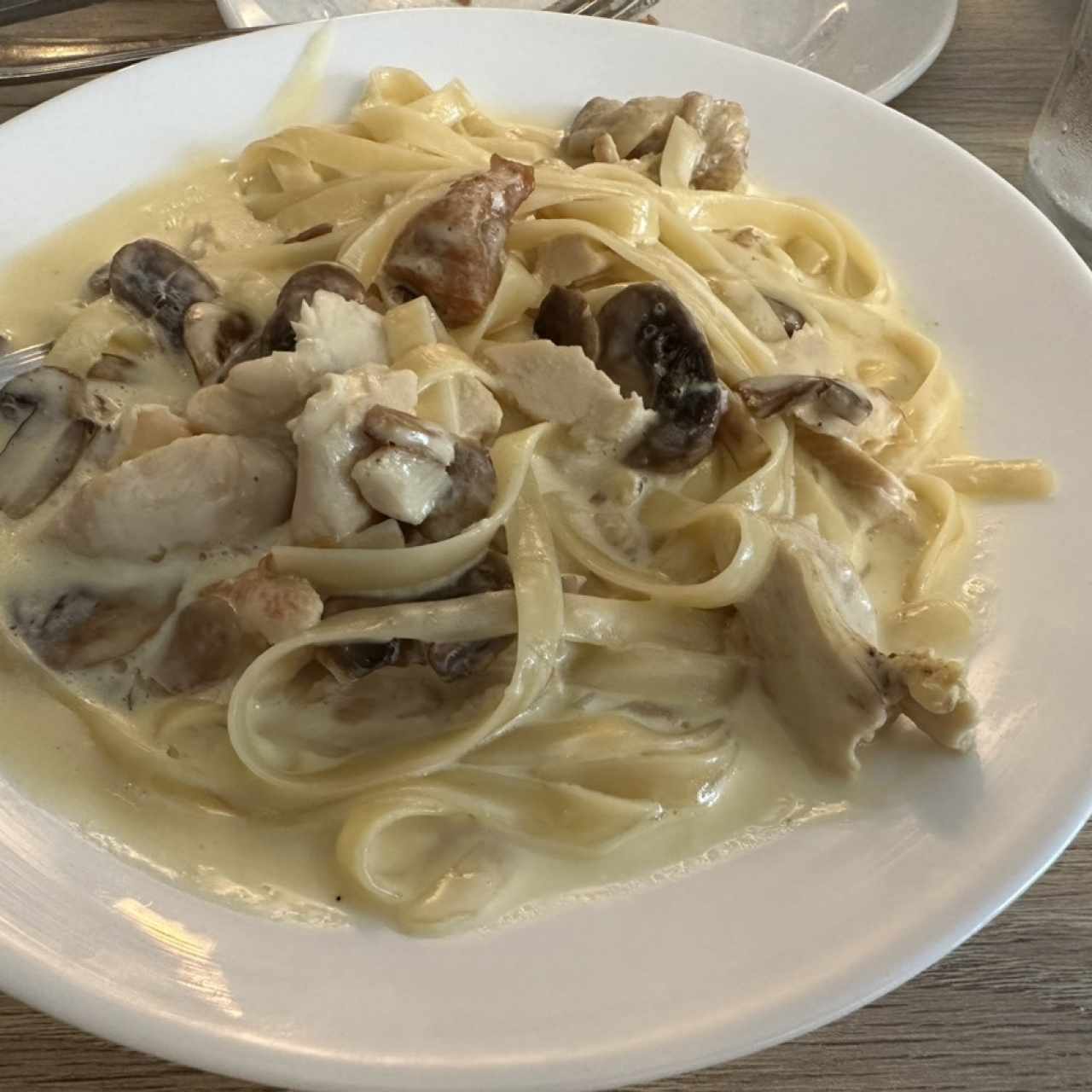 Pasta en salsa alfredo con hongos y pollo