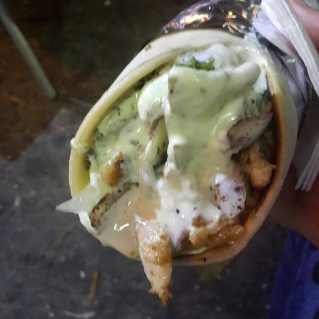 Shawarma mixto con extra salsa 