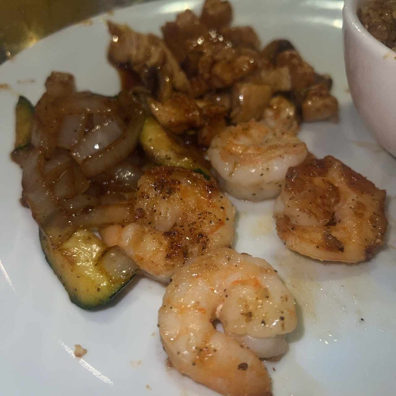 Vegetales, pollo y camarones tepanyaki