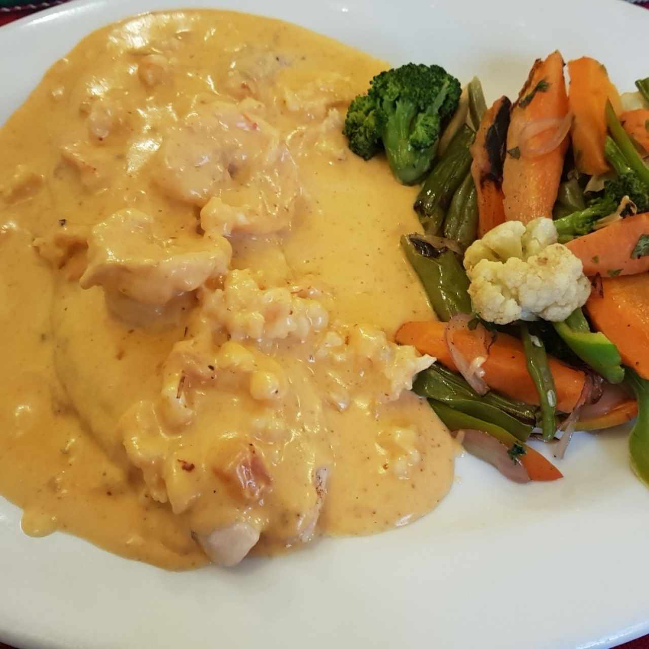 Corvina a la plancha en salsa peruana y camarones