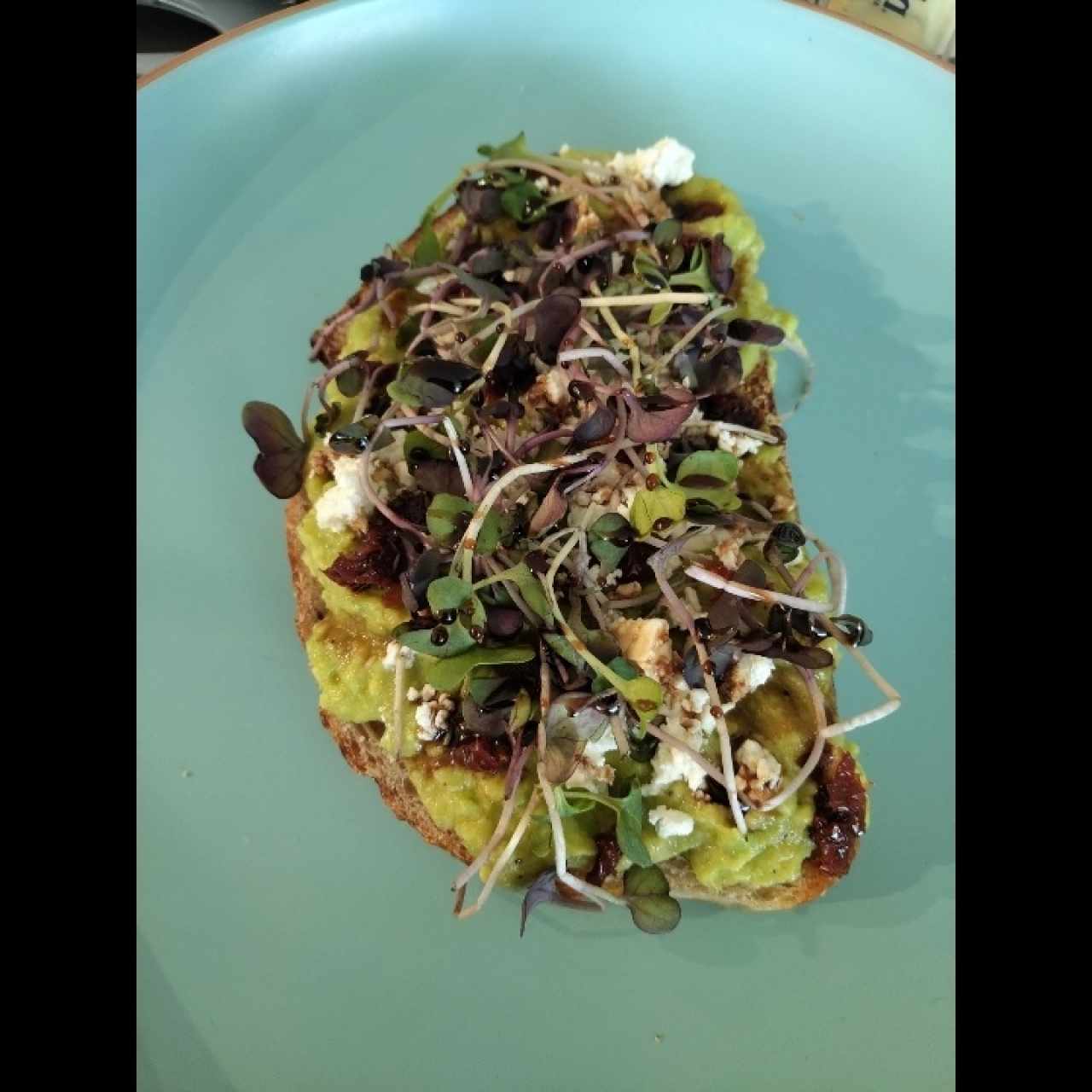 Tostada con aguacate y mas