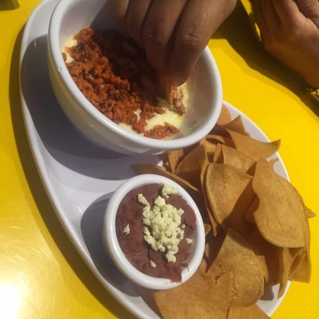 Queso fundido con chorizo