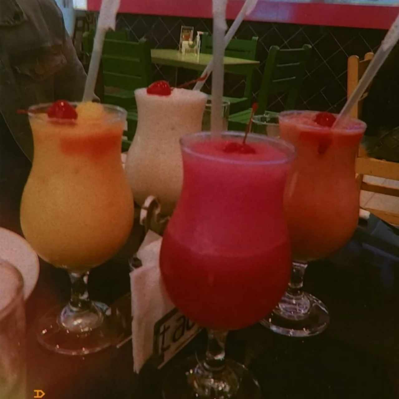 🟡Jugo de maracuyá
⚪Limonada de coco
🔴Limonada rosada
🟠Ponche de frutas 