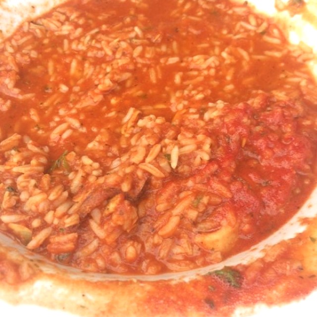 Esto es lo que llaman asopado, o sea, salsa de pasta con arroz blanco. Por dios que malo