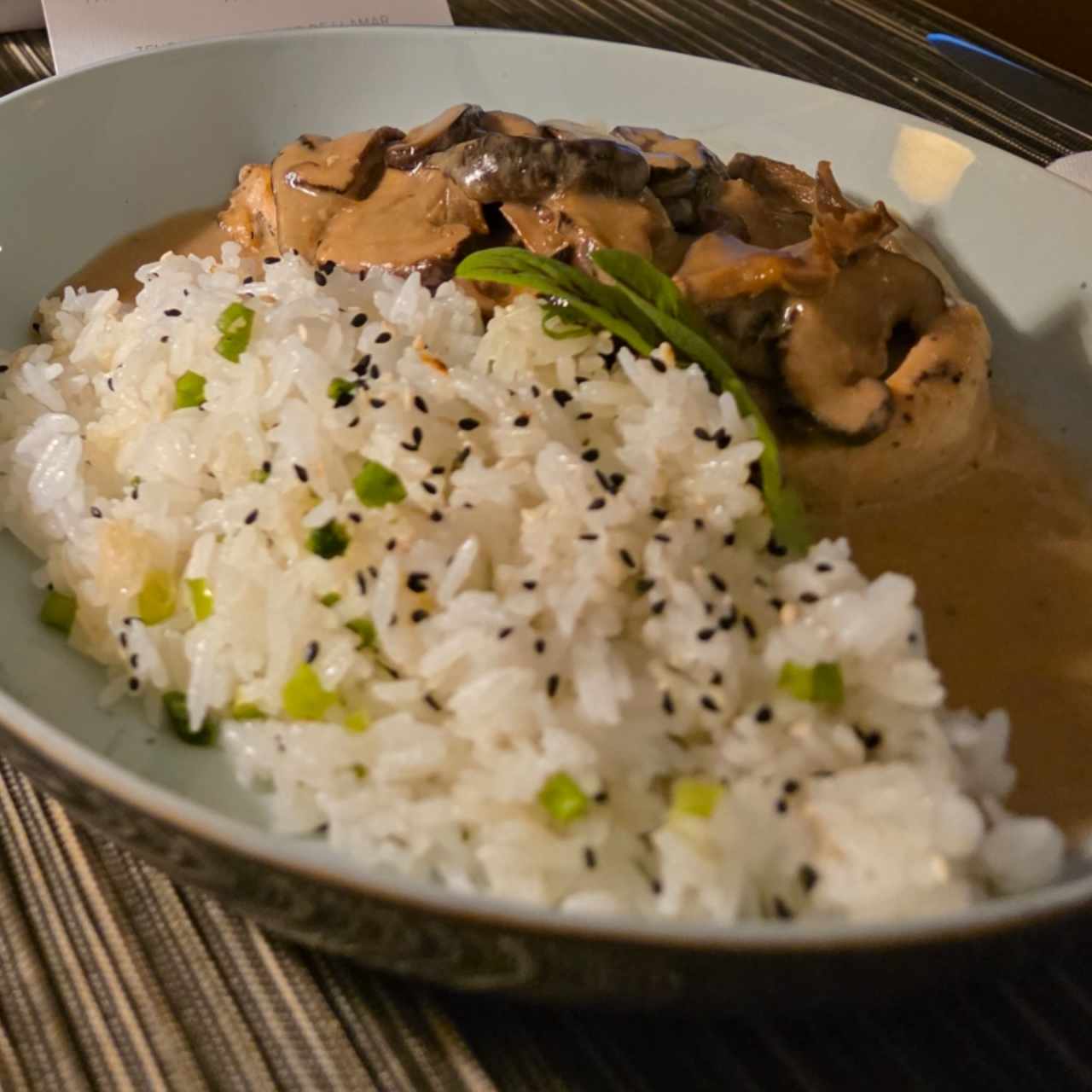 filete de pollo con hongos y arroz de jazmin