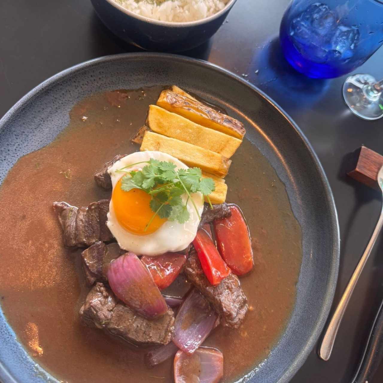 SARTÉN DE HUEVOS CON ENTRAÑA Y CEBOLLA CARAMELIZADA