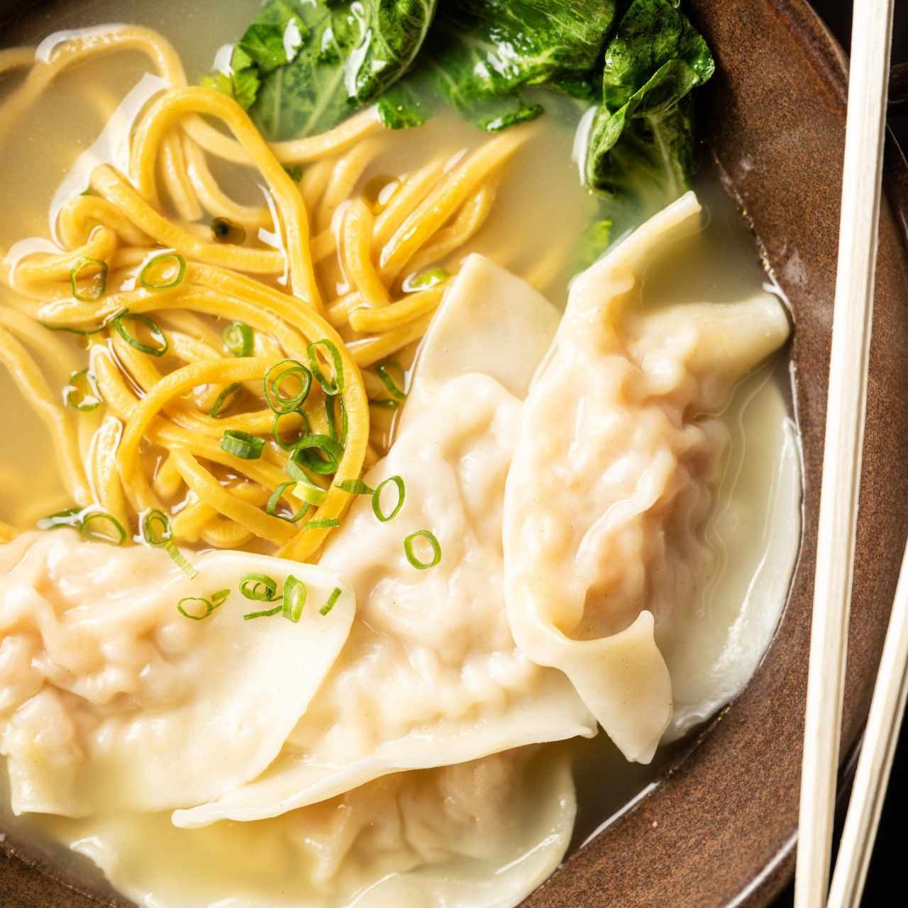 SOPA WANTÓN DE CAMARÓN (Disponible en la Cena)