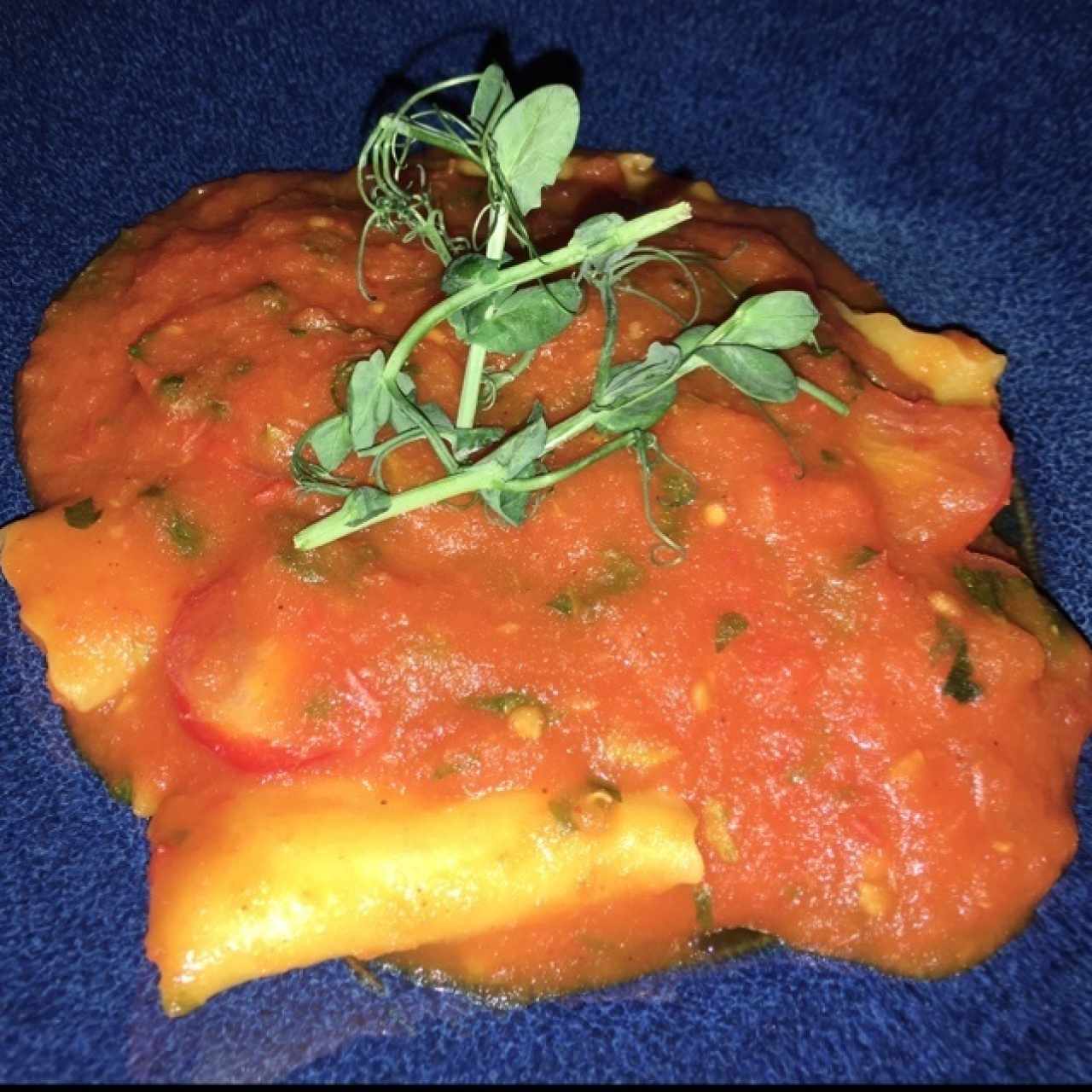Agnolotti, maíz nuevo, guisantes, hongos shimeji